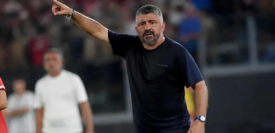 Entrenador dirigiendo desde la línea de banda