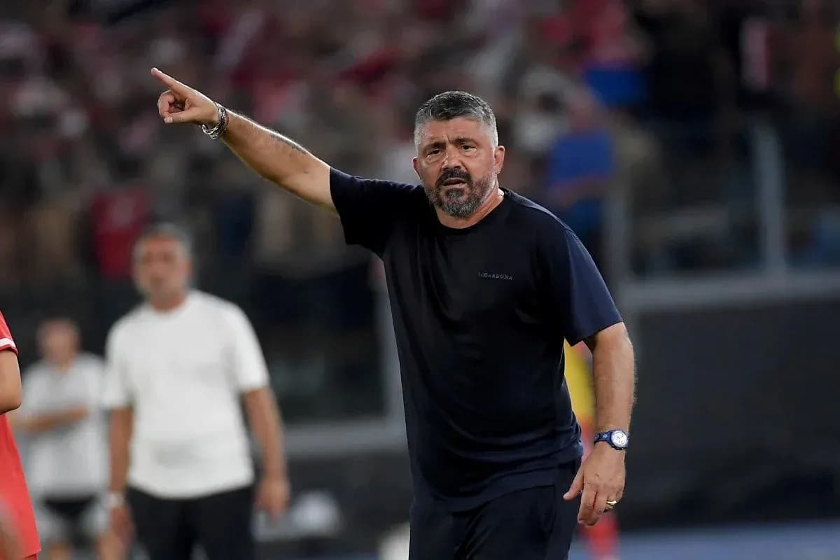 Entrenador dirigiendo desde la línea de banda