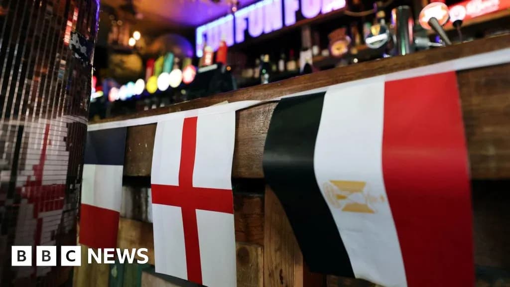 Banderas de Francia, Inglaterra y Egipto en bar