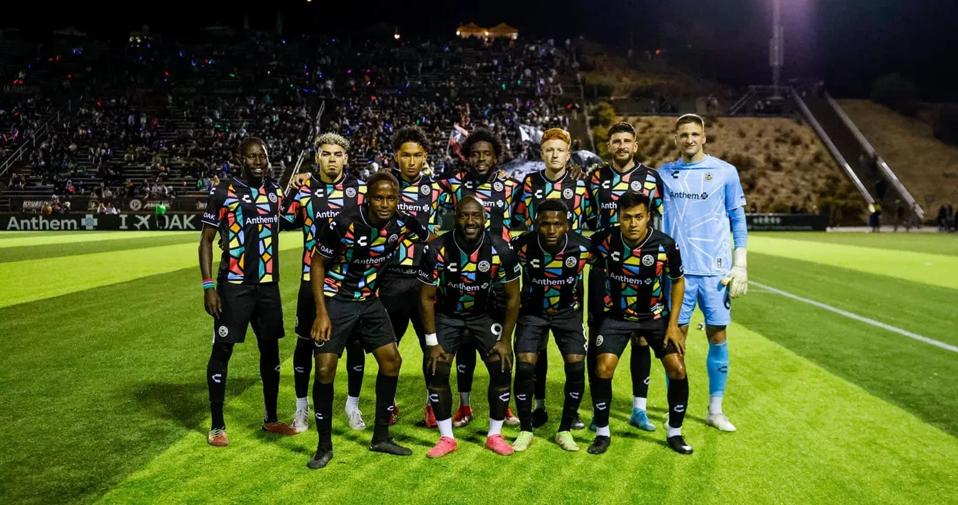 Jugadores de Oakland Roots en la alineación