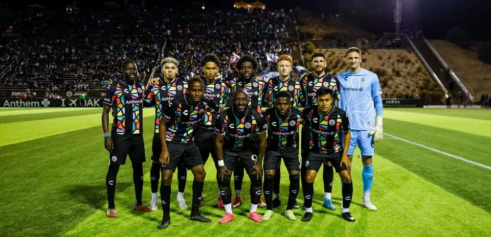 Jugadores de Oakland Roots en la alineación