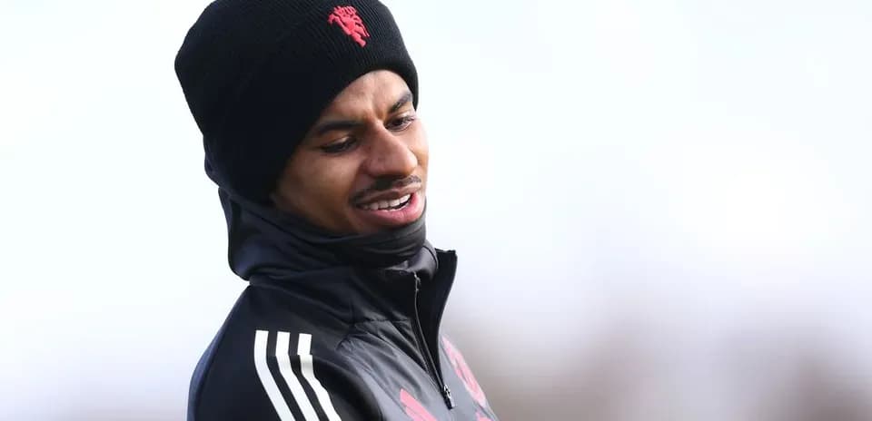 Jugador en entrenamiento con gorro y chaqueta