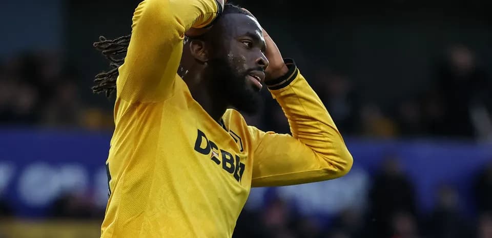 Jugador con camiseta amarilla mostrando frustración en el campo