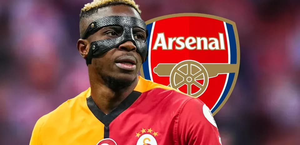 Jugador de Galatasaray con máscara frente al logo de Arsenal