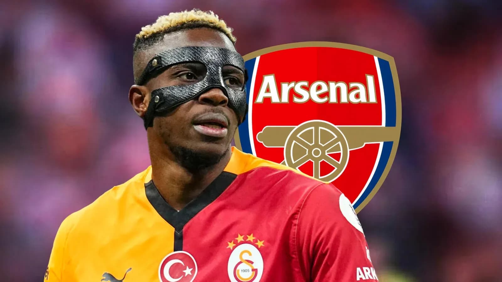 Jugador de Galatasaray con máscara frente al logo de Arsenal