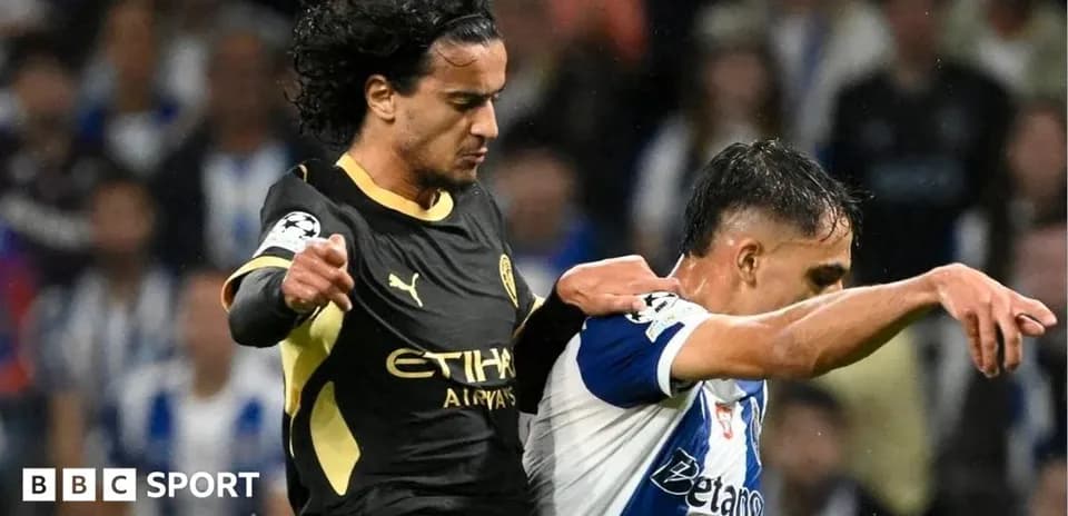 Jugador de Manchester City luchando por el balón
