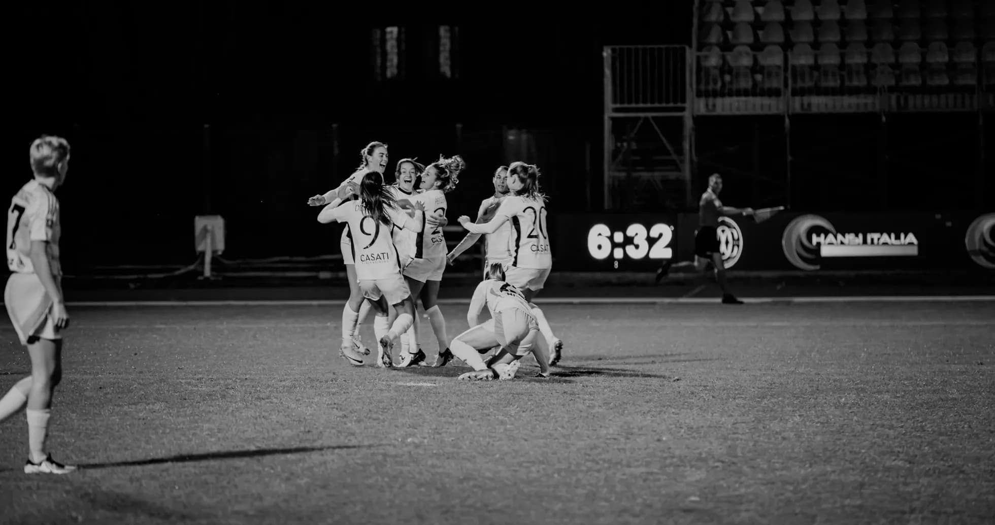 Jugadoras de Inter celebrando un gol