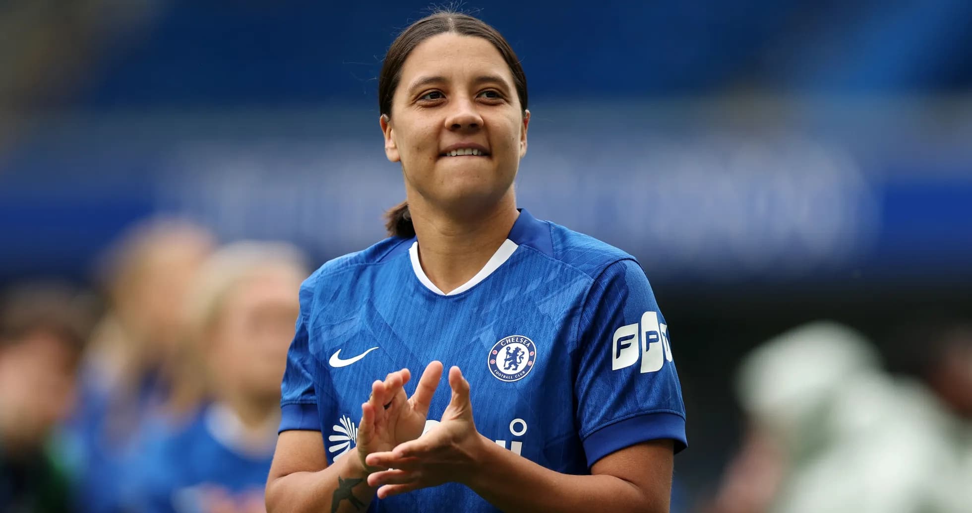 Jugadora de Chelsea aplaudiendo en el campo