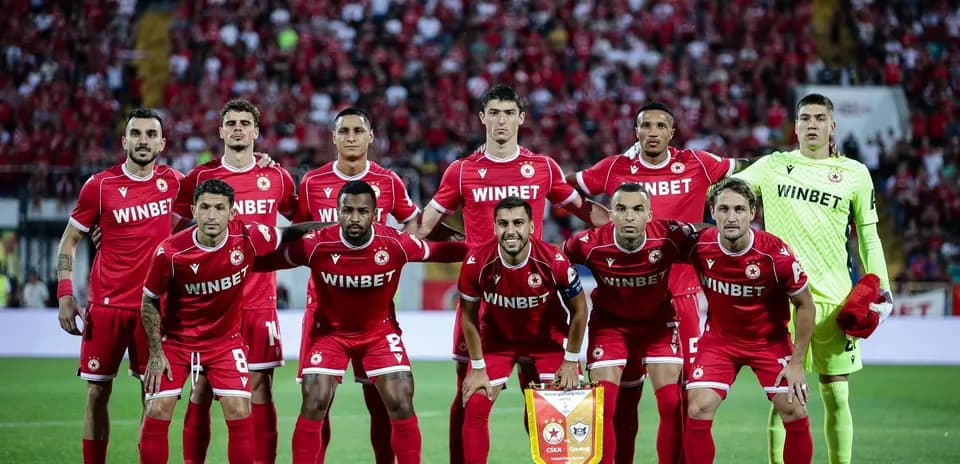 Equipo de CSKA Sofía posando para la foto