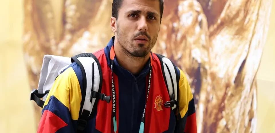 Jugador con chaqueta de la selección española en evento
