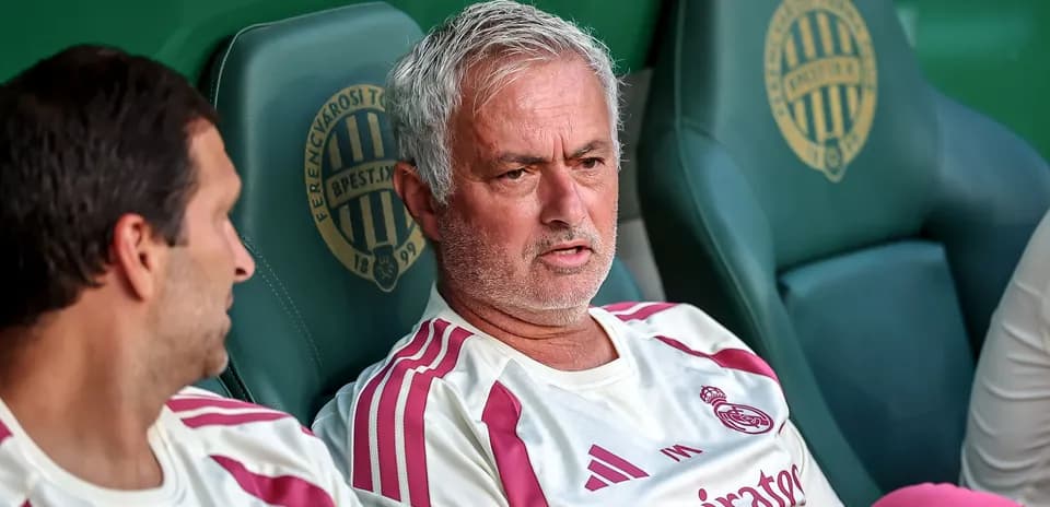 Entrenador en el banquillo durante un partido