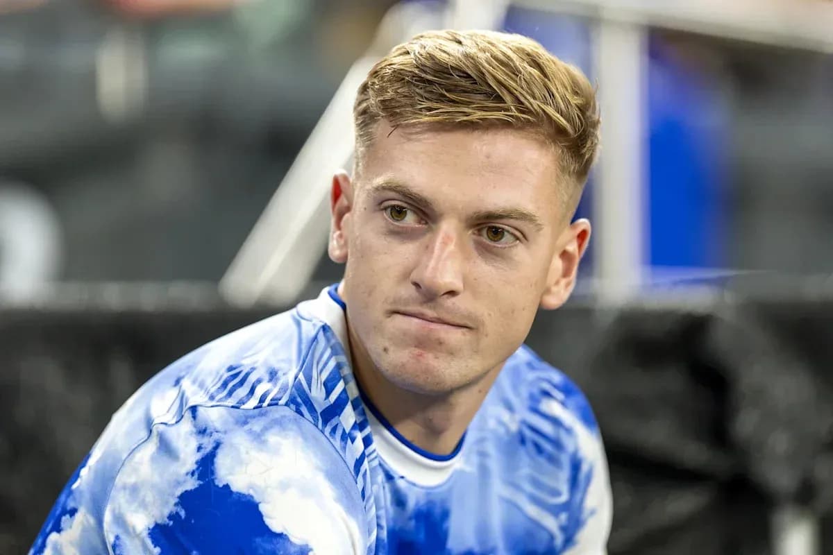 Jugador sentado en el banquillo con camiseta azul