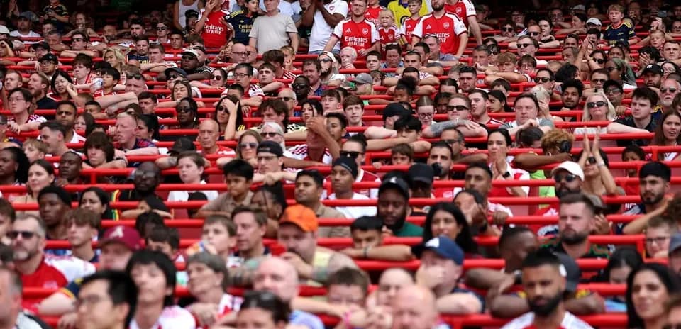 Aficionados de Arsenal en el estadio animando