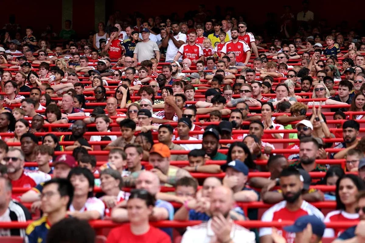 Aficionados de Arsenal en el estadio animando