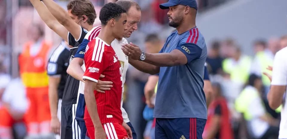 Jugador de Bayern Munich siendo atendido por el entrenador