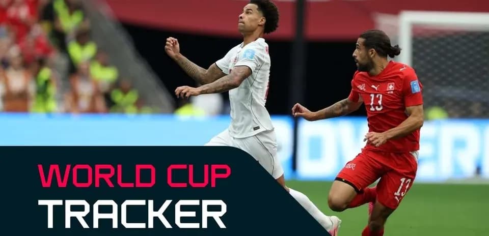 Jugador controlando el balón durante un partido de fútbol