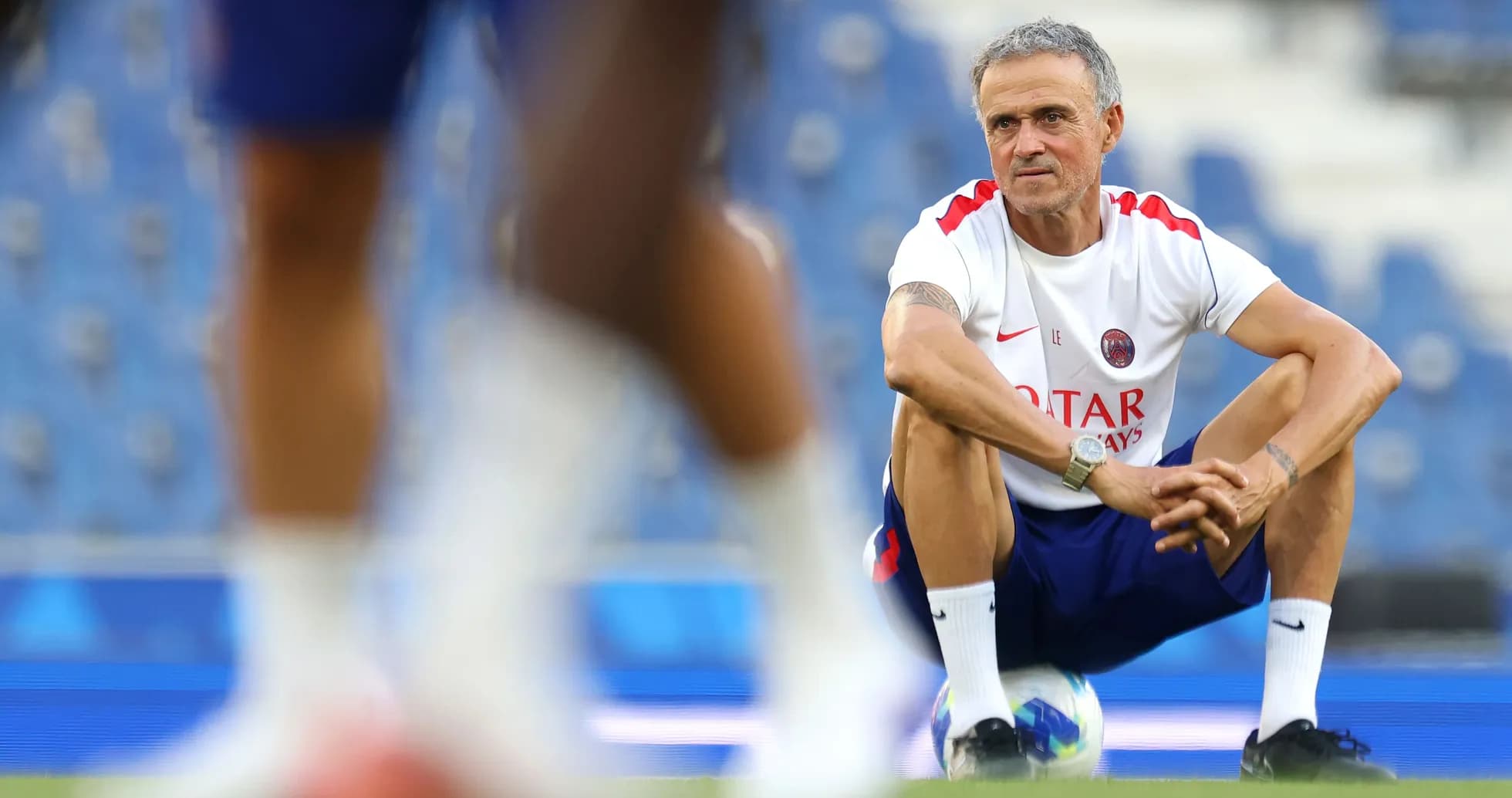 Entrenador sentado durante sesión de entrenamiento