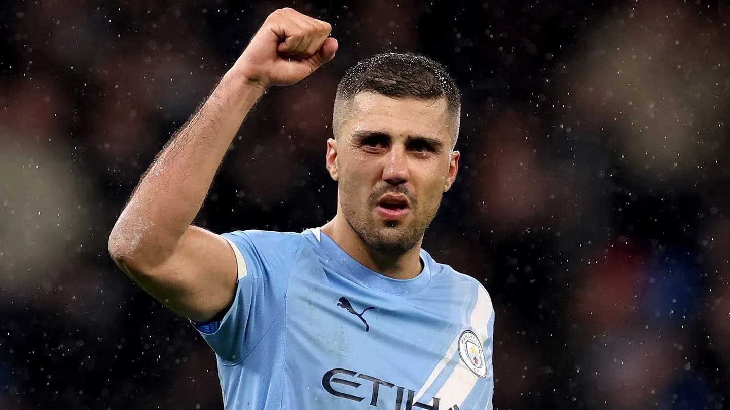 Jugador de Manchester City levantando el puño en celebración