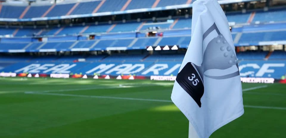 Esquina de campo con bandera en estadio Santiago Bernabéu