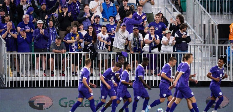 Aficionados de Louisville City animando al equipo