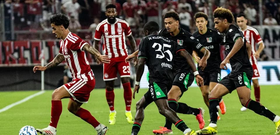 Jugadores de NEC y Olympiakos en acción