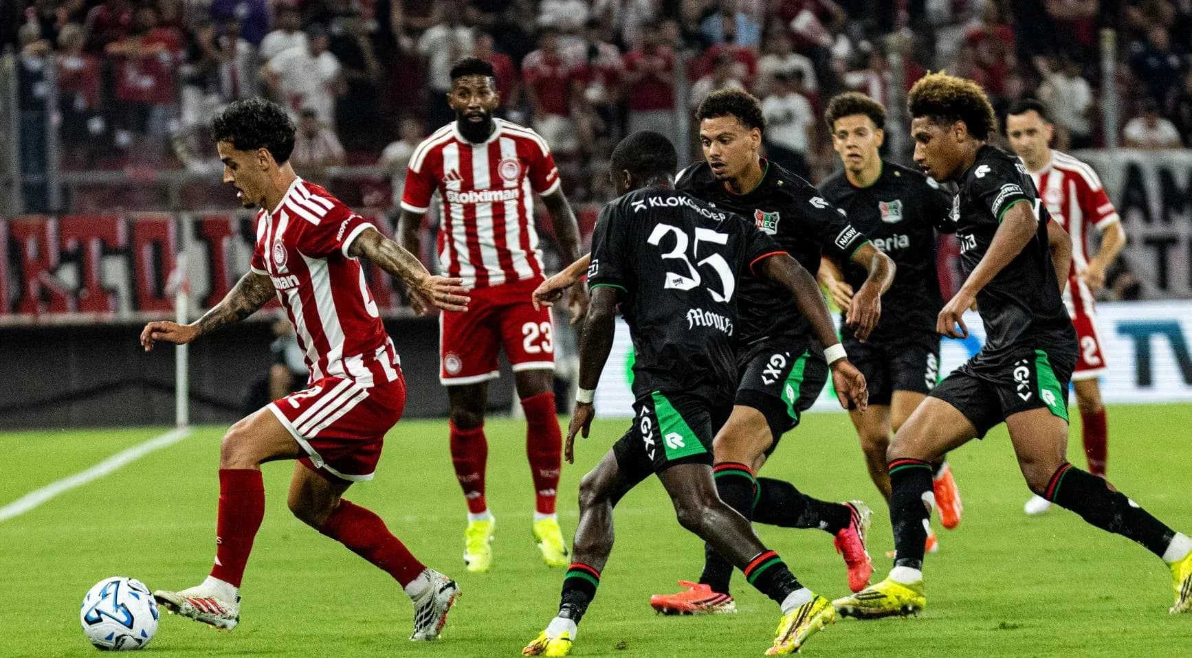 Jugadores de NEC y Olympiakos en acción