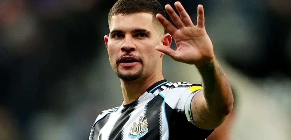 Jugador saludando con camiseta del Newcastle United