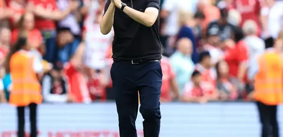 Entrenador aplaudiendo frente a la afición