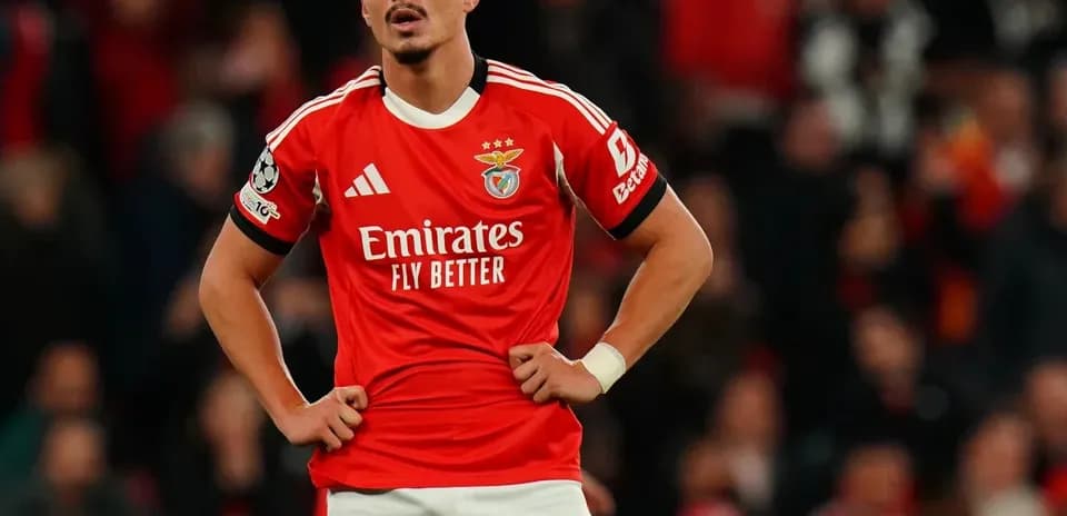 Jugador de Benfica con camiseta roja en el campo