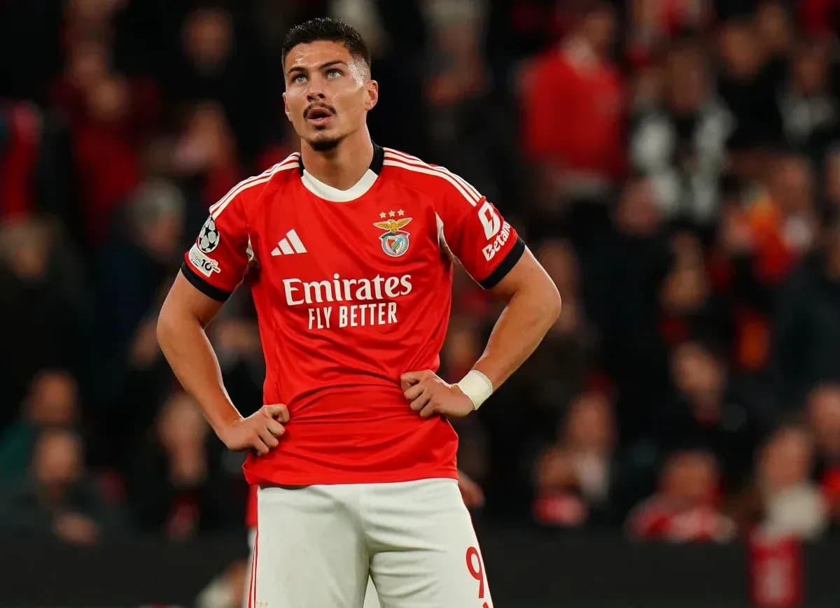 Jugador de Benfica con camiseta roja en el campo