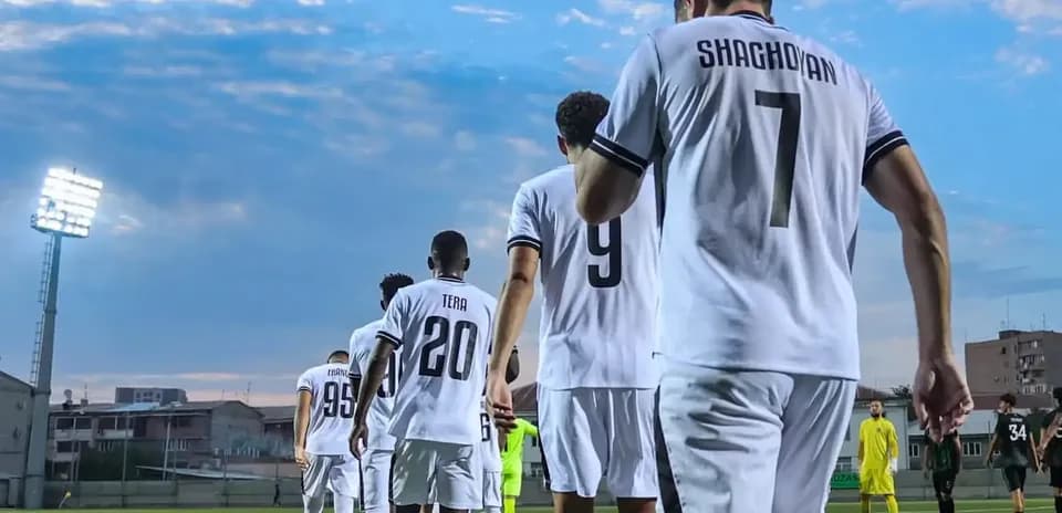 Jugadores de Ararat-Armenia ingresando al campo