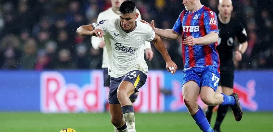 Jugador de Crystal Palace persiguiendo a un rival