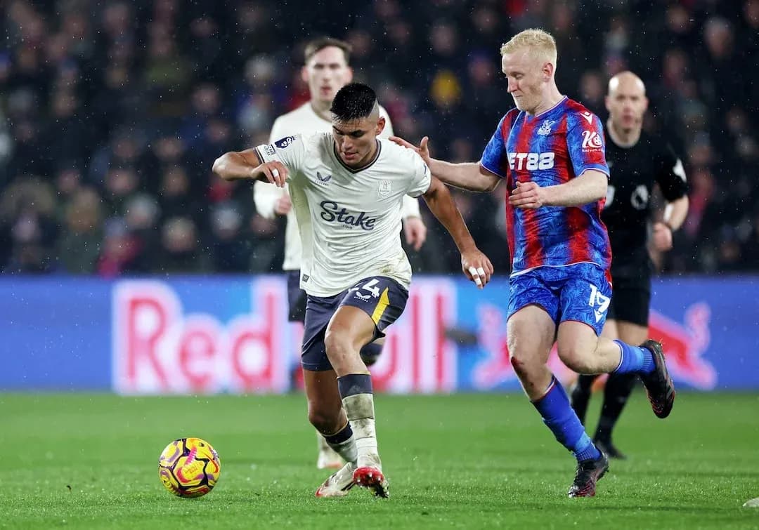Jugador de Crystal Palace persiguiendo a un rival