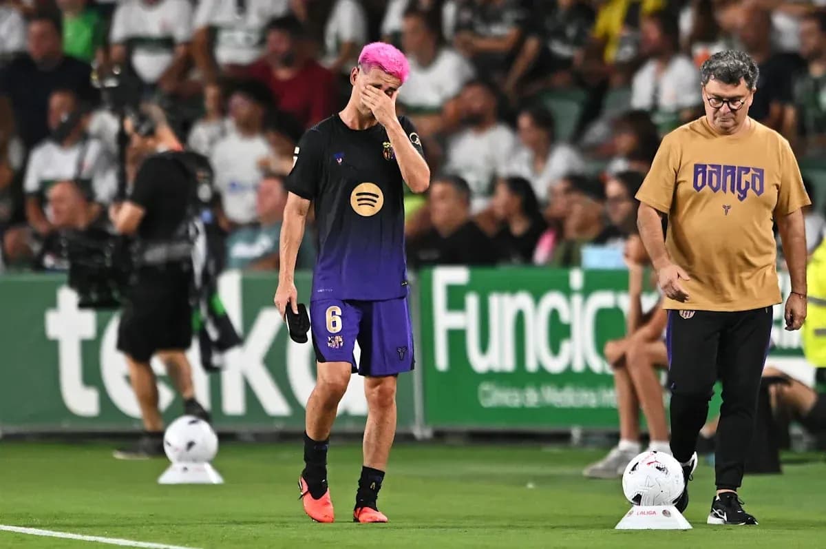 Jugador con cabello rosa camina cabizbajo en el campo