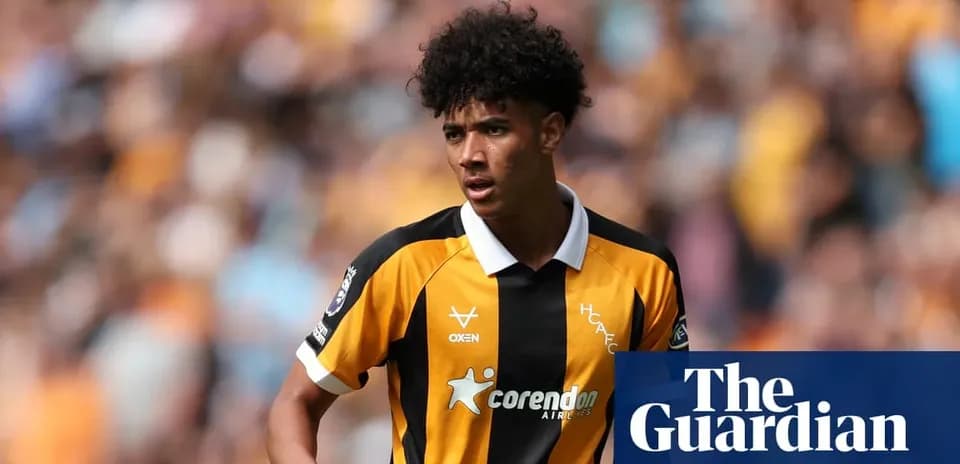 Jugador de fútbol con camiseta de HCAFC en el campo