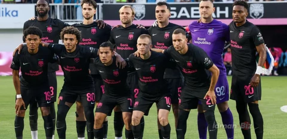 Equipo de Sabah FA posando antes del partido