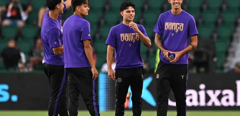 Jugadores calentando en el campo antes del partido