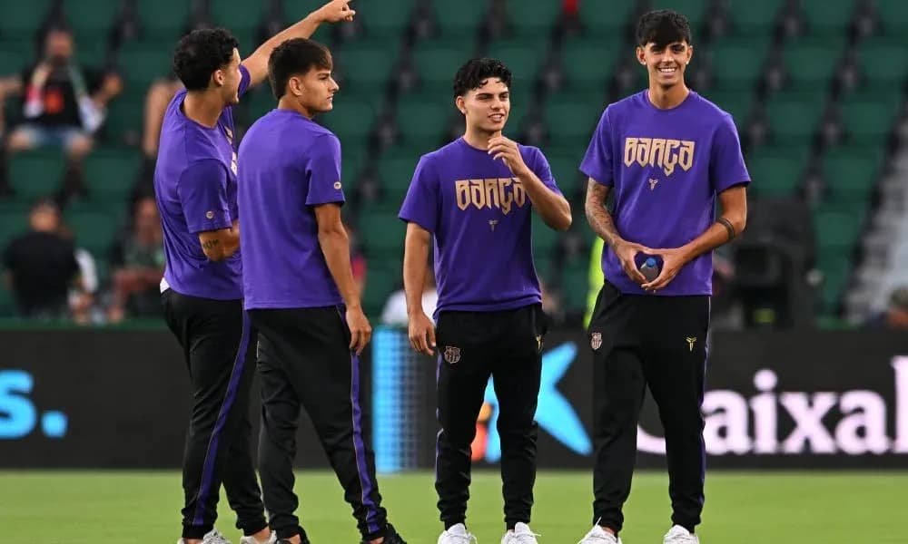 Jugadores calentando en el campo antes del partido