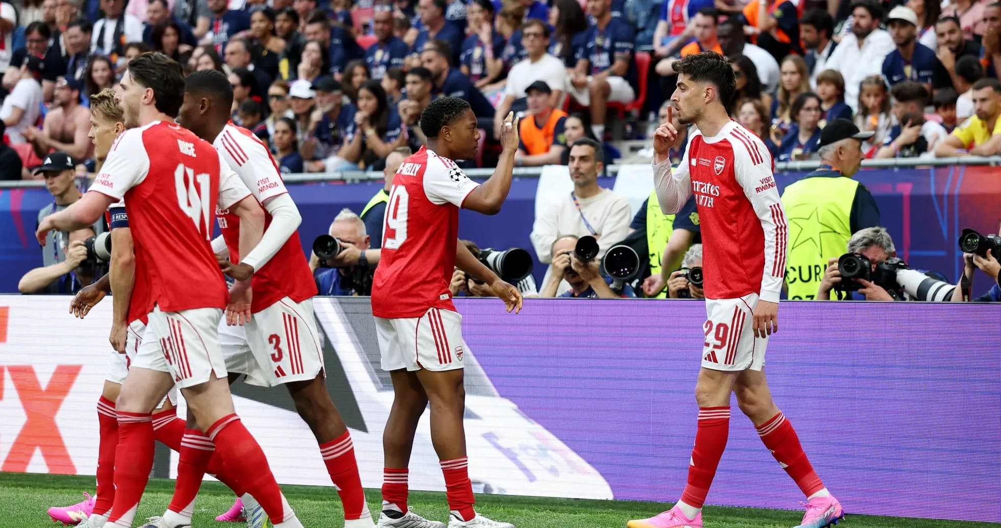Jugadores de Arsenal celebrando un gol en el partido
