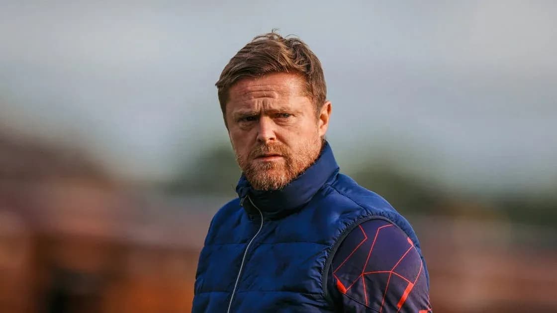 Entrenador observando desde el campo de entrenamiento