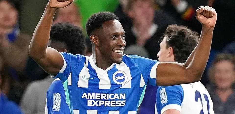 Jugador de Brighton celebra un gol