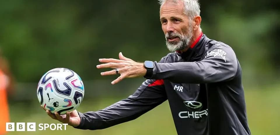 Entrenador dirigiendo sesión de entrenamiento con balón