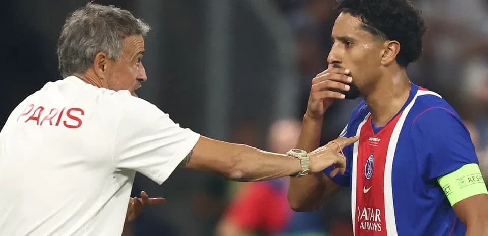 Entrenador hablando con jugador durante partido