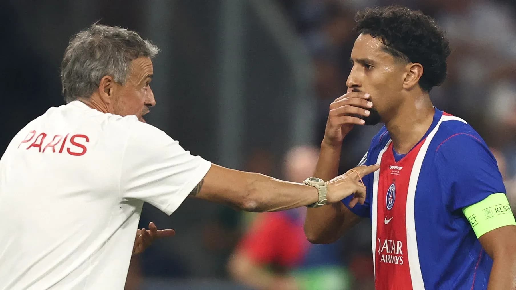Entrenador hablando con jugador durante partido