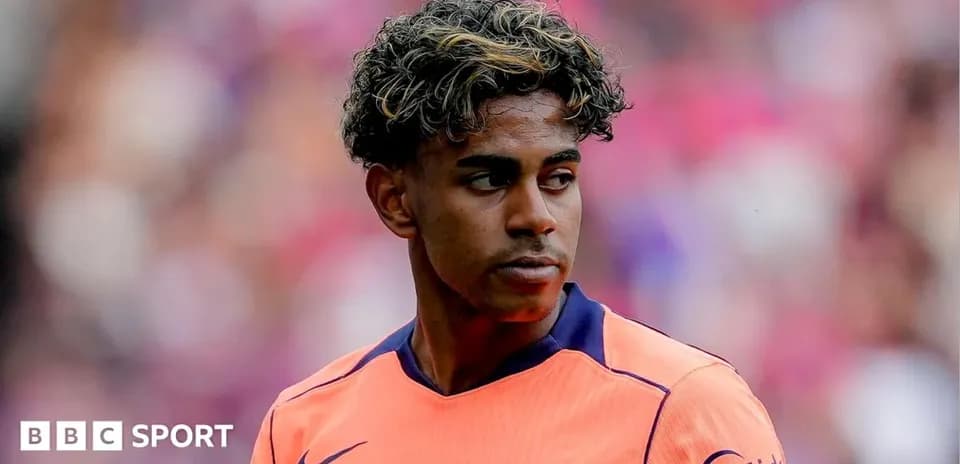Jugador de FC Barcelona en uniforme naranja durante partido