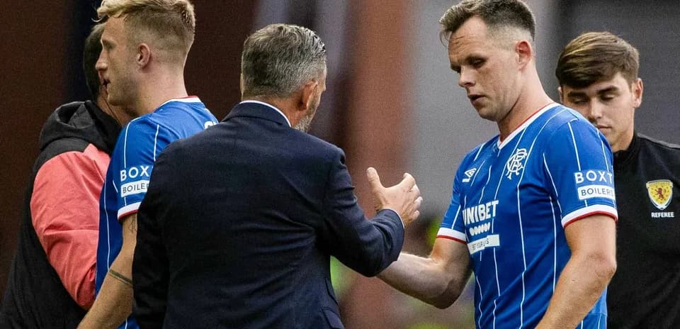 Jugadores de Rangers saludando al entrenador durante el partido