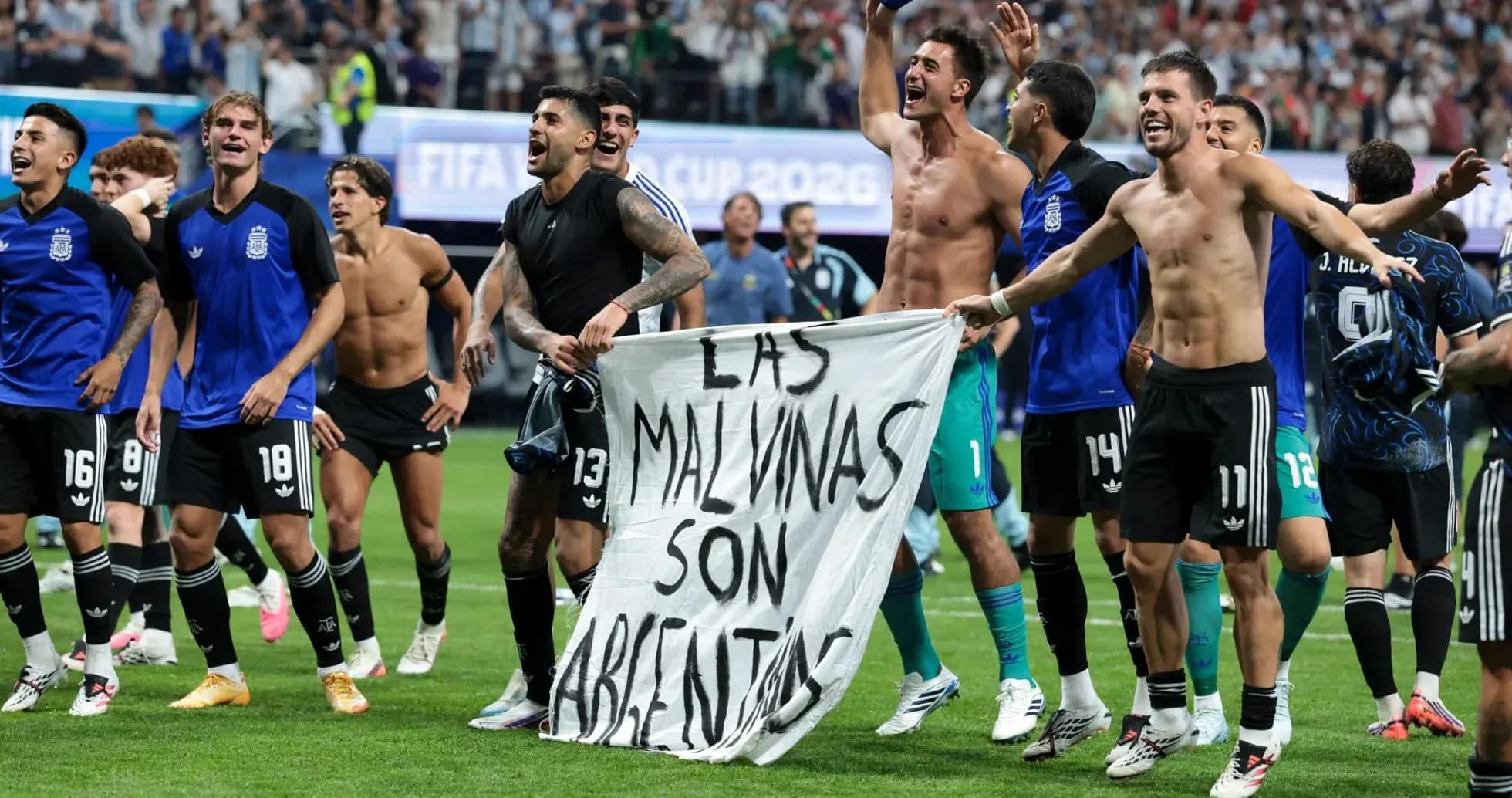 Jugadores argentinos celebrando con una pancarta