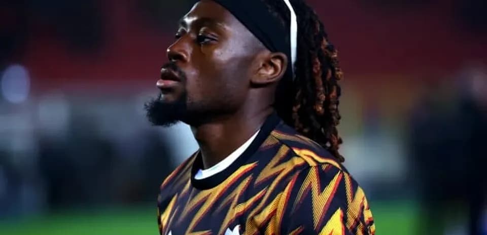 Jugador de fútbol con camiseta colorida en el campo