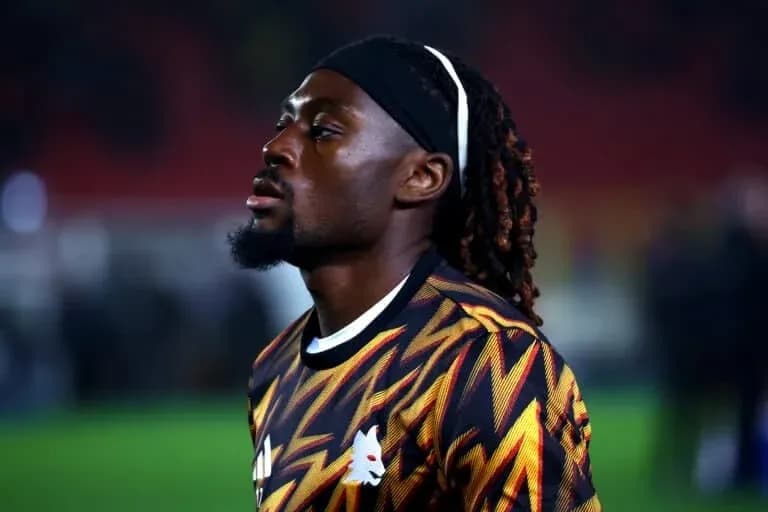 Jugador de fútbol con camiseta colorida en el campo