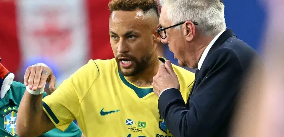 Neymar conversando con el entrenador durante el partido